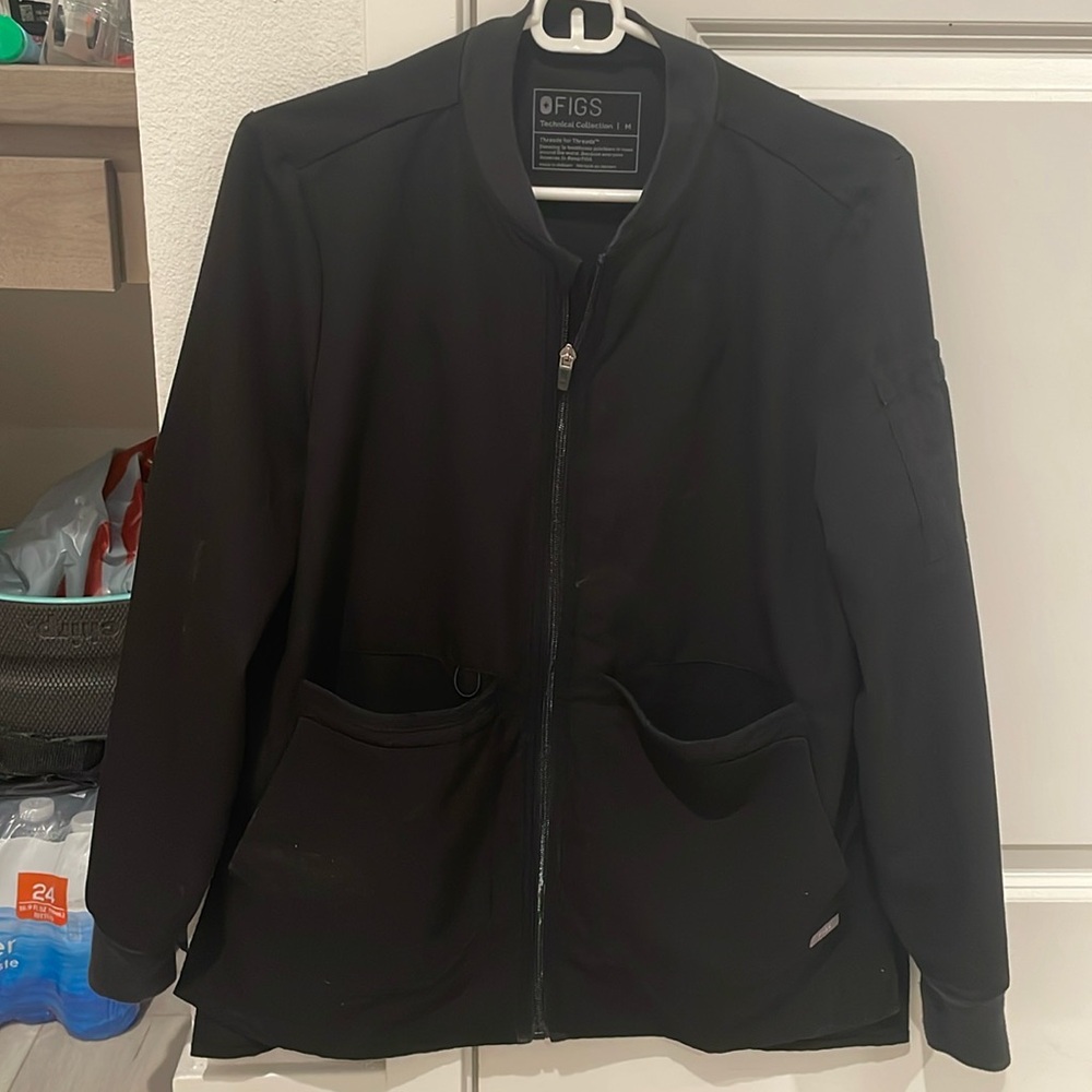 Figs bellery scrub jacket in black M